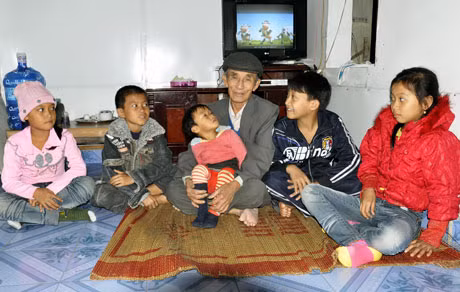 Lão ngư Nguyễn Văn Đông, thôn 3 xã Thắng Lợi bên câu chuyện kể bảo vệ làng biển cho con cháu.
