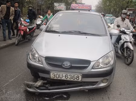 Chiếc xe chỉ chịu dừng lại sau khi gây tai nạn liên hoàn