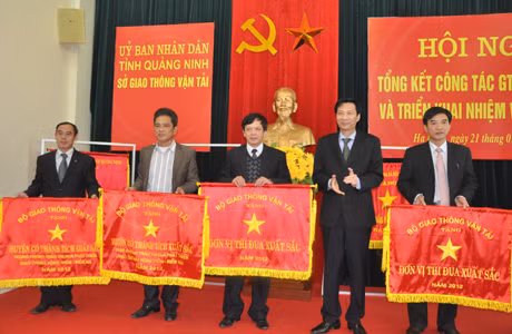 Đồng chí Nguyễn Văn Đọc, trao cờ của Bộ GTVT cho các tập thể có thành tích xuất sắc trong năm 2012