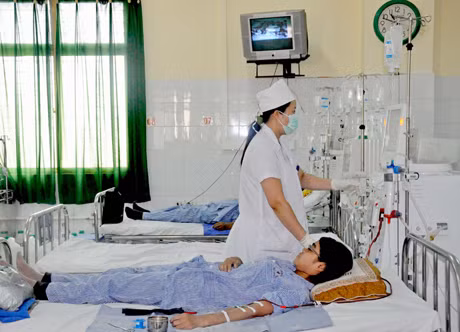 Bệnh nhân chạy thận nhân tạo tại Bệnh viện Đa khoa tỉnh. Ảnh: Thu Nguyệt