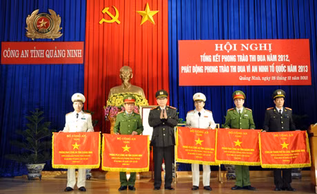 Đại tá Vũ Văn Thành, Trưởng Phòng Hậu cần - Kỹ thuật Công an tỉnh (ngoài cùng bên phải) nhận cờ “Đơn vị dẫn đầu phong trào thi đua vì ANTQ năm 2012” của Bộ Công an.