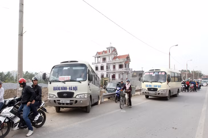 Việc thi công hoàn thành trước ngày 06-02, còn dài và đây là tuyến đường có lượng xe qua lại rất lớn lên nhiều chủ xe ý thức kém cố lách xe, cũng như đi theo đường ven sông rất nguy hiểm. Vậy đề nghị các cơ quan chức năng cần có biện pháp điều hàng xe.