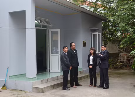 Anh Nguyễn Hữu Lương (thứ 2, trái sang), nhân viên Phòng Bảo vệ (Công ty Kho vận Hòn Gai - Vinacomin) phấn khởi giới thiệu về ngôi nhà mới của gia đình.