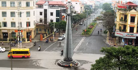 TP Cẩm Phả hiện là địa phương có số thu chiếm tỷ trọng cao của tỉnh, là 1 trong 3 địa phương có thể tự cân đối được ngân sách. Năm 2012, thu ngân sách thành phố được 877,172 tỷ đồng, đạt 106,88% kế hoạch tỉnh; 101,79% kế hoạch thành phố, tăng 16,52% so với cùng kỳ.