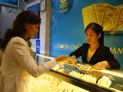 Giá vàng trong nước sẽ sát với giá vàng thế giới khi NHNN vào cuộc “buôn vàng”. Ảnh: Hồng Vĩnh .