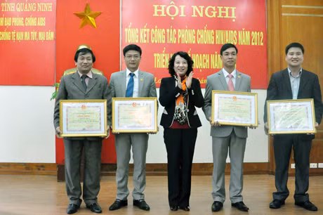 Phó Chủ tịch UBND tỉnh Vũ Thị Thu Thuỷ trao bằng khen của UBND tỉnh cho các tập thể và cá nhân có thành tích xuất sắc trong công tác phòng chống HIV/AIDS năm 2012