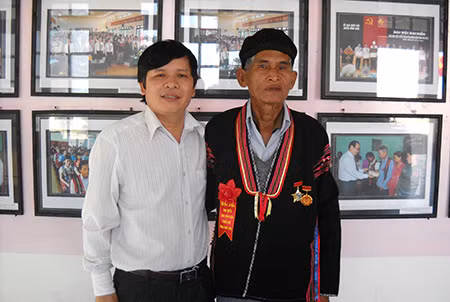 Tác giả (trái) và nhà thơ Mô Lô Ychoi