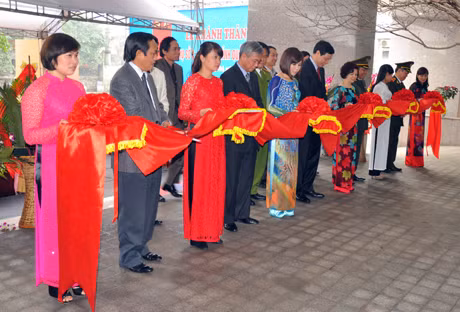 Đại biểu Bộ Công an, lãnh đạo tỉnh, Công an tỉnh cắt băng khánh thành trụ sở 2 Công an tỉnh.