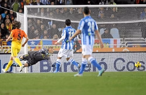 Thi đấu chủ quan và mất người, Barca đã phải trả giá trước Sociedad.