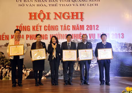 Đồng chí Vũ Thị Thu Thuỷ, Phó Chủ tịch UBND tỉnh tặng Bằng khen của UBND tỉnh cho các tập thể có thành tích xuất sắc trong năm 2012