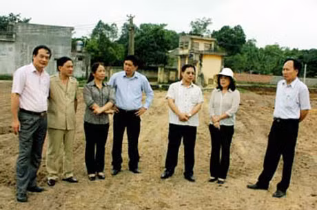 Lãnh đạo Hội LHPN tỉnh tham gia cùng Đoàn giám sát Ban Văn hoá - Xã hội, HĐND tỉnh khảo sát thực địa, kiểm tra tiến độ thi công xây dựng Trung tâm Dạy nghề huyện Đông Triều. Ảnh: Nguyễn Huế