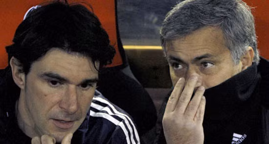 Jose Mourinho (phải) chẳng hề quan tâm đến chuyện ông ta có bị sa thải hay không?