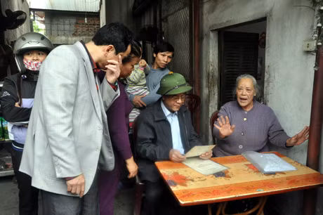 Đồng chí Đỗ Thông tìm hiểu phương án bồi thường GPMB hộ gia đình bà Ngô Thị Miên tổ 4 khu Nam Tân, Phường Nam Khê (Uông Bí).