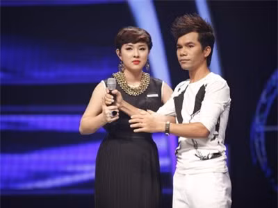 Khoảnh khắc đáng nhớ của đêm công bố kết quả Gala 8 khi Ya Suy nói nhường vị trí top 2 cho Bảo Trâm. Ảnh: Ân Nguyễn.