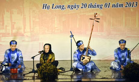 Nghệ nhân Trương Thị Phượng (Vân Đồn) trình diễn tại liên hoan Hát nhà tơ - hát, múa cửa đình Quảng Ninh 2013.