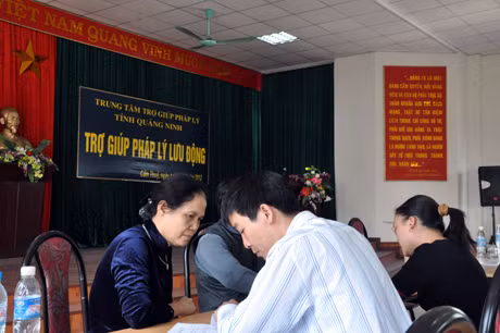Cán bộ Trung tâm TGPLNN tỉnh và Phòng Tư pháp TP Cẩm Phả, tư vấn pháp luật cho người dân phường Cẩm Thuỷ (TP Cẩm Phả).