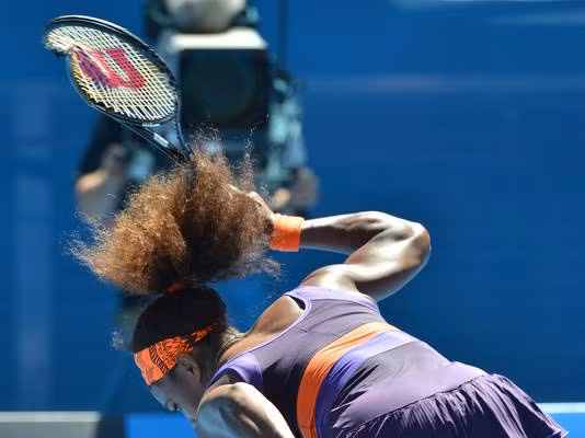 Serena trút cơn giận lên chiếc vợt. (Nguồn: AFP)