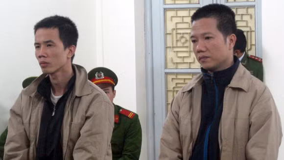 Nguyễn Trung Thành (bên trái) cùng anh trai đối tượng tại tòa