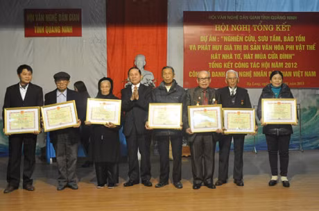 7 Nghệ nhân Dân gian Việt Nam của tỉnh nhận bằng khen của UBND tỉnh.