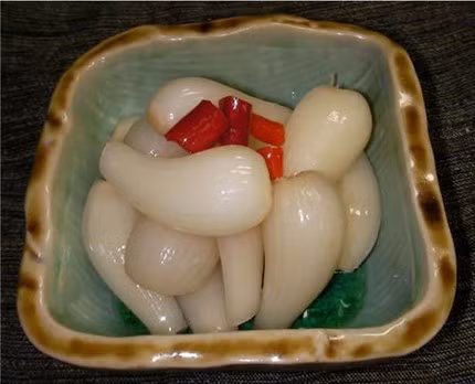 Dưa kiệu cũng thơm ngon chẳng kém dưa hành và chắc chắn dưa kiệu sẽ khiến cho các món ăn còn lại đỡ ngán và thêm nhiều phần hấp dẫn