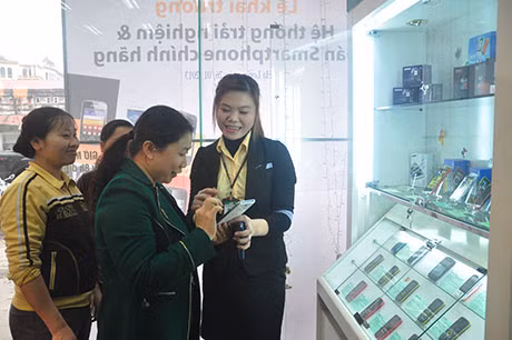 Đông đảo khách hàng đến mua sắm trong ngày khai trương.