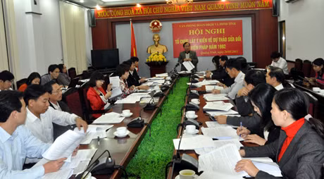 Quang cảnh hội nghị lấy ý kiến vào Dự thảo sửa đổi Hiến pháp năm 1992 do Văn phòng Đoàn ĐBQH và HĐND tỉnh tổ chức.