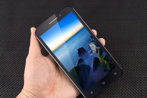 Revo HD2 ra mắt tại Việt Nam với giá 4,68 triệu đồng. Máy sở hữu màn hình HD 5 inch.