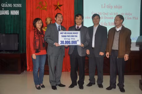 Ban Biên tập Báo Quảng Ninh tiếp nhận 3O triệu đồng từ Hiệp Hội doanh nghiệp TP Cẩm Phả 