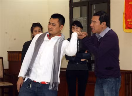 Tự Long tại hậu trường tập Táo Quân 2012.