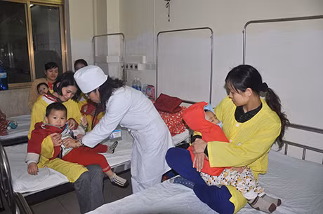 Trời rét đậm liên tục những ngày qua khiến trẻ em nhập viện tăng cao.