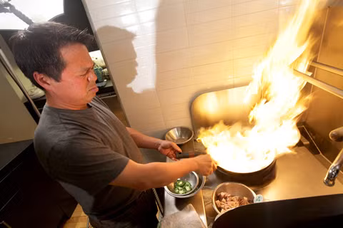 Charles Phan thích nấu ăn với chảo lửa nghi ngút như thế này. Ảnh: NY Times