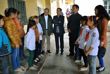 Các nhà tài trợ và đại diện Báo Quảng Ninh trò chuyện với học sinh bán trú Trường PTCS Nam Sơn.