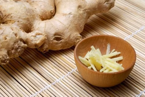 Dùng chút gừng sống trước khi lên tàu xe có tác dụng phòng chống say xe. 
