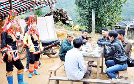 “Hấp tíu” mừng nhà mới cho gia đình Dường Cắm Hồng.