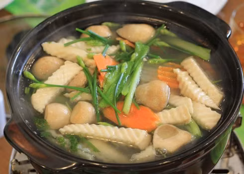 Nước dùng nấm là nguyên liệu quan trọng để nấu món lẩu nấm chay ngon miệng. 