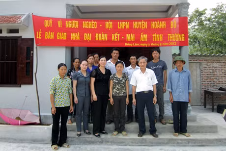 Quỹ Vì người nghèo và Hội LHPN huyện Hoành Bồ, phối hợp bàn giao nhà “Đại đoàn kết - Mái ấm tình thương” cho chị Triệu Thương Huyền, hộ nghèo ở thôn Đồng Bé, xã Đồng Lâm (Hoành Bồ).