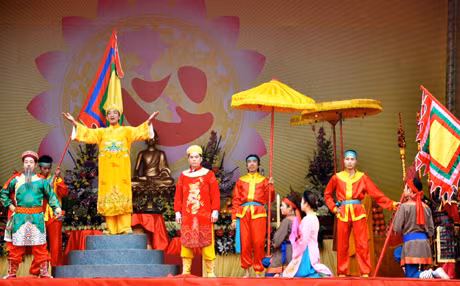 Một vở diễn của đoàn Chèo Quảng Ninh trong Lễ khai hội xuân Yên Tử - 2012.