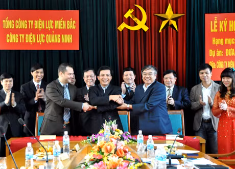 Đại diện Công ty Điện lực Quảng Ninh và Công ty Liên danh Prysmian - Thái Dương thể hiện quyết tâm hoàn thành gói thầu theo tiến độ đã cam kết.