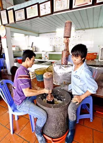 Chả mực ngon phải được giã bằng tay.