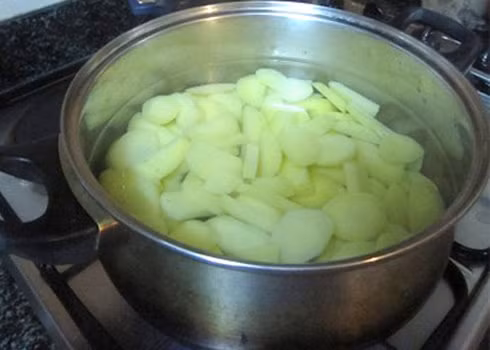 Nước luộc khoai tây, luộc nuôi có thể dùng để tưới nước cho cây vì có rất nhiều chất dinh dưỡng. 