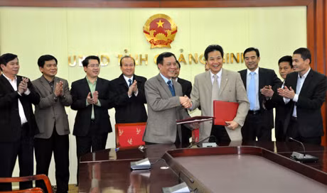 Lãnh đạo UBND tỉnh và liên doanh nhà đầu tư ký hợp đồng nguyên tắc.