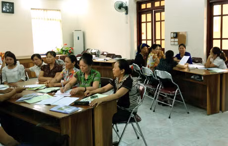 Tập huấn “Kỹ năng lãnh đạo” cho cán bộ hội phụ nữ chủ chốt một số địa phương, do Hội LHPN tỉnh tổ chức, tháng 7-2012.