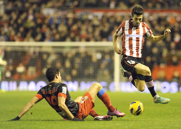 Atletico (dưới) chủ động nhường chiến thắng cho Bilbao.