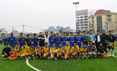 Lãnh đạo thành phố, cùng các HLV và 2 đội bóng chụp ảnh lưu niệm.