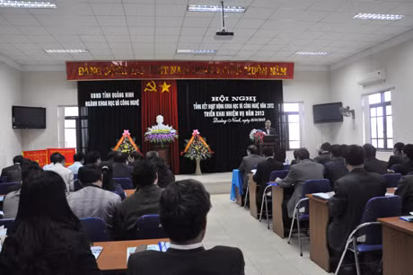 Phó Chủ tịch UBND tỉnh Đặng Huy Hậu phát biểu tại hội nghị 