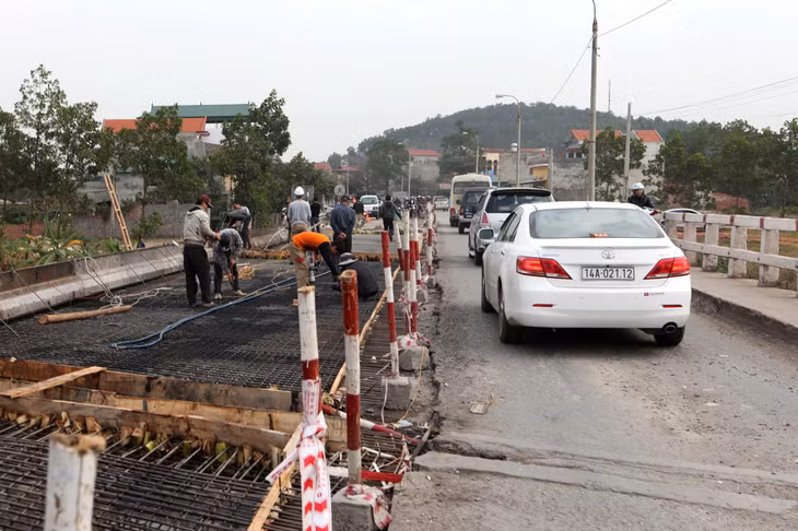 Việc thi công từng bề mặt cầu đang được gấp rút triển khai nhanh chóng từng công đoạn.