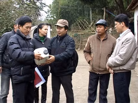Cán bộ Sở KH&CN cấp phát miễn phí thuốc phòng bệnh cho gà cho bà con xã Phong Dụ (Tiên Yên).