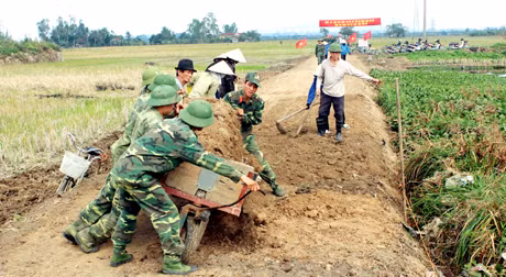 Chung tay xây dựng NTM, cán bộ, chiến sĩ Sư đoàn 395 tham gia cùng nhân dân phường Phong Cốc san gạt 3,2km đường nội đồng thuộc khu phố 1, khu phố 2, phường Phong Cốc (TX Quảng Yên), tháng 12-2012. Ảnh: PHẠM TUYẾT (Đài Quảng Yên)