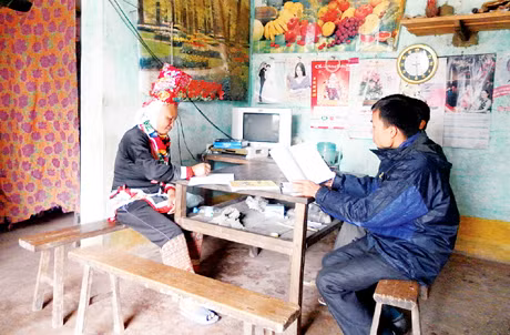 Chị Lý Thị Mai, thôn Đồng Mộc, xã Đông Ngũ (Tiên Yên) viết, khoe con chữ với chúng tôi.