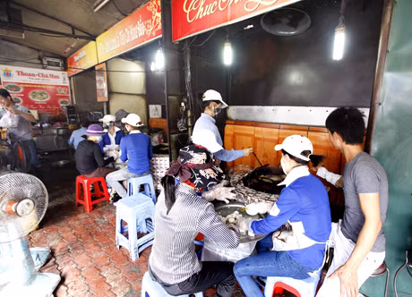 Chả được giã đều rồi viên cho vào rán vừa lửa.